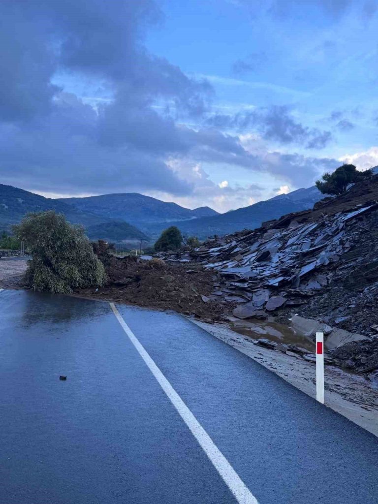 gokceadada sel bazi is yerleri ve evler sular altinda kaldi toprak kaymasi yollari kapatti efe34384daaa |