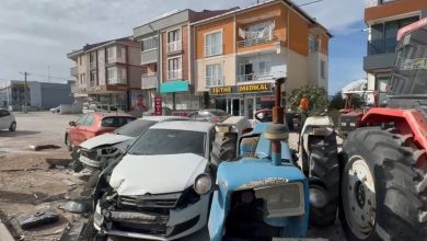 Gönen’de kontrolden çıkan tır, park halindeki 8 araca çarptı 2 gonende kontrolden cikan tir park halindeki 8 araca carpti 9bd79cd4ba27 |