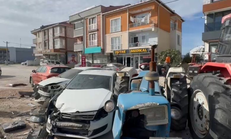 Gönen’de kontrolden çıkan tır, park halindeki 8 araca çarptı 1 gonende kontrolden cikan tir park halindeki 8 araca carpti 9bd79cd4ba27 |