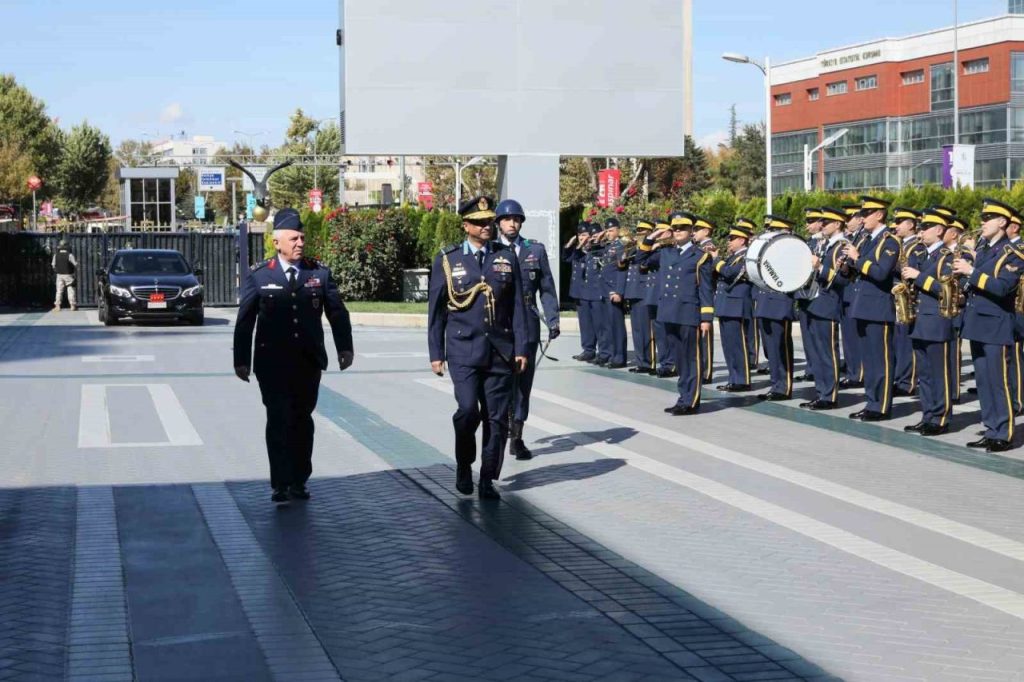 hava kuvvetleri komutani kadioglu banglades halk cumhuriyeti hava kuvvetleri komutani khan ile bir araya geldi d7ba207a4c00 |