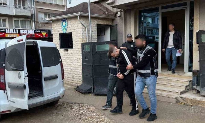 İş yeri kurşunlama olayının şüphelisi tutuklandı 1 is yeri kursunlama olayinin suphelisi tutuklandi dc828c701cc8 |