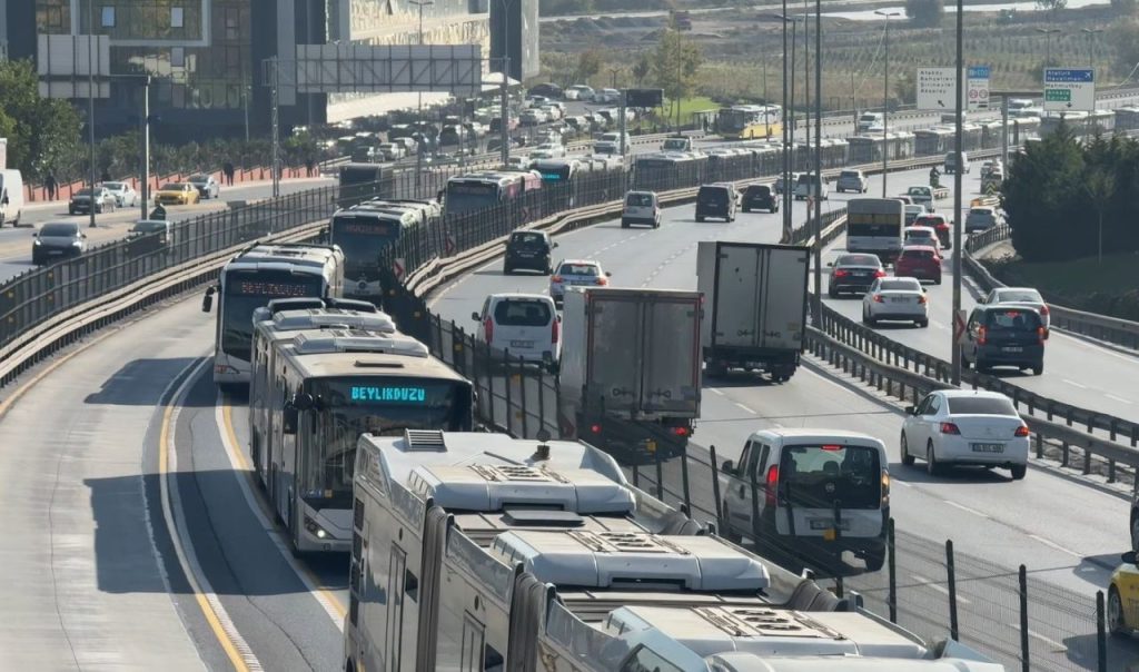 istanbulda iki metrobus carpisti 1 yarali 207c4ff32f4e |