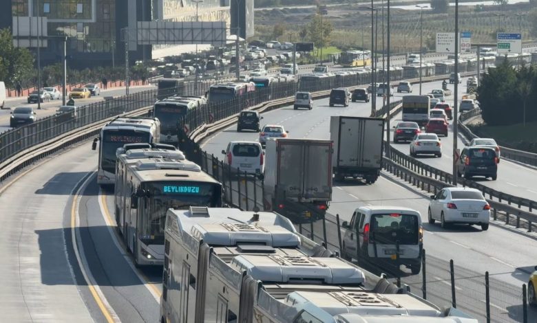 istanbulda iki metrobus carpisti 1 yarali 207c4ff32f4e |