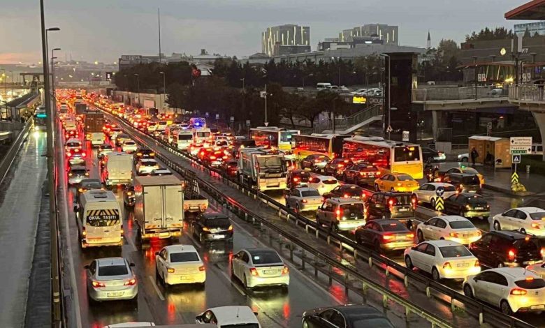 İstanbul’da yağışla birlikte trafik yoğunluğu yüzde 81’e ulaştı 1 istanbulda yagisla birlikte trafik yogunlugu yuzde 81e ulasti 3766da054525 |