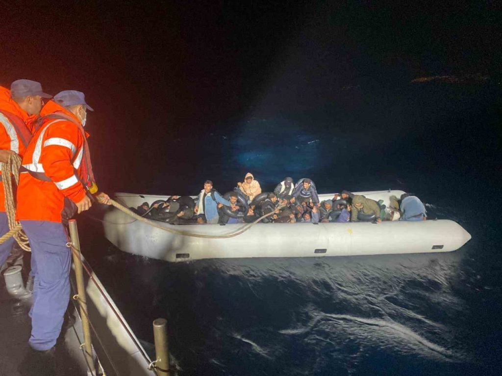 izmir aciklarinda 2 lastik bot durduruldu 86 gocmen yakalandi 65820d9a936f |