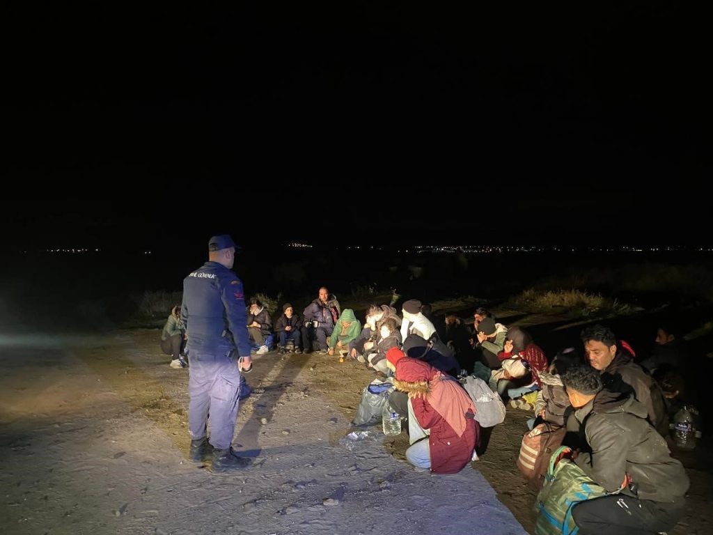 izmirde 30 duzensiz gocmen yakalandi 483cadb26559 |