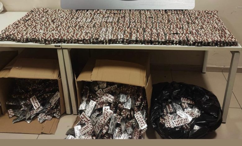 İzmir’de binlerce uyuşturucu nitelikli hap ele geçirildi 1 izmirde binlerce uyusturucu nitelikli hap ele gecirildi 0228b4457e63 |