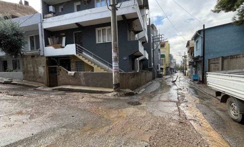 izmirde etkili olan saganak sonrasi yollar gole dondu 57358f3dd732 |
