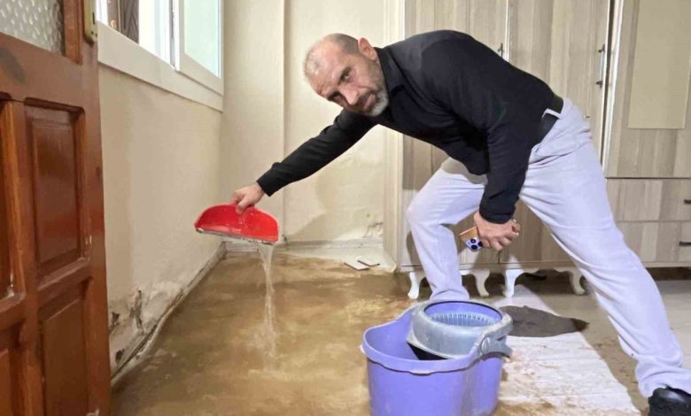 İzmir’de İZSU şebeke borusu patladı: Bir evi yaşanmaz hale getirdi 1 izmirde izsu sebeke borusu patladi bir evi yasanmaz hale getirdi f6d9576902b0 |