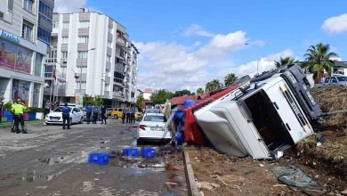 izmirde kontrolden cikan tir yan yola uctu 2 arac ezildi d6e60603d1ad |
