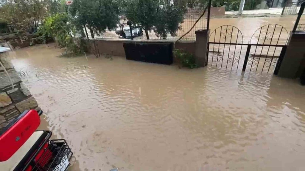 izmirde saganak yagis yollari gole cevirdi 5197197785ac |