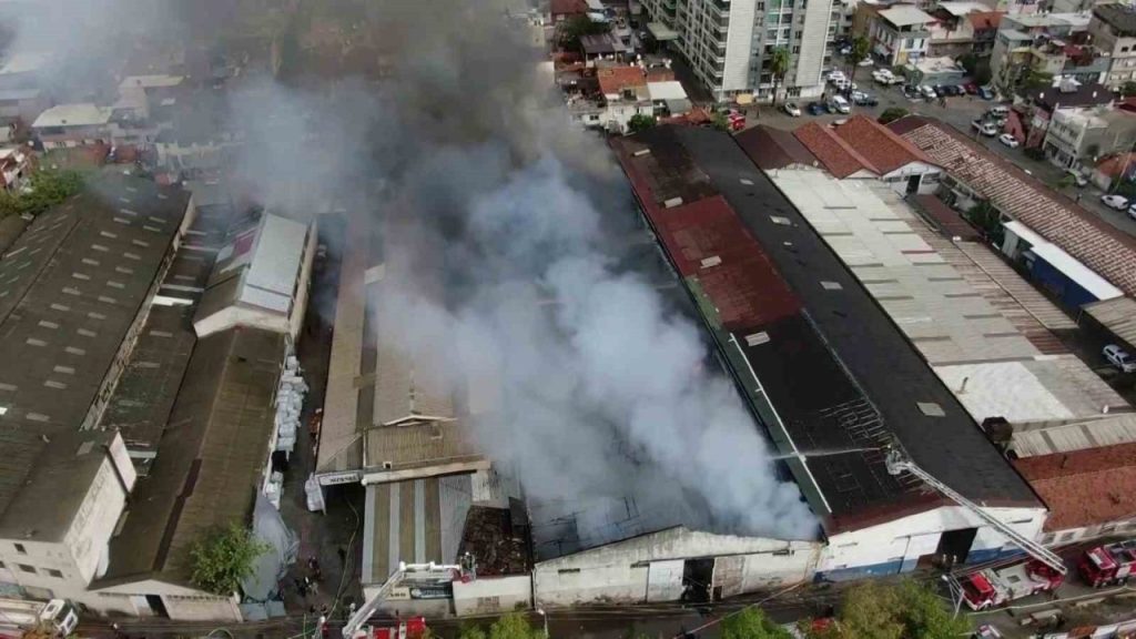 izmirdeki depo yangini kontrol altinda e0fb7df6ef56 |