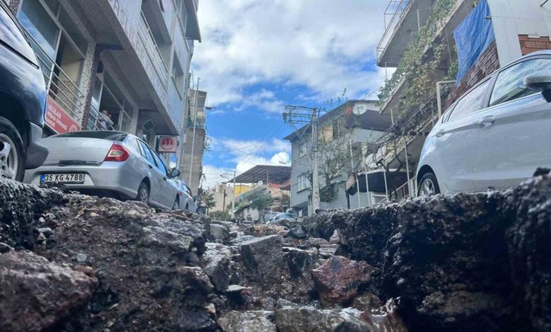 İzmir’deki sağanak bozuk yolları dere yatağına çevirdi 1 izmirdeki saganak bozuk yollari dere yatagina cevirdi b10e10e2555a |