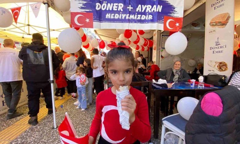 İzmirli dönerci geleneği sürdürdü, 29 Ekim’de çocuklara ücretsiz döner ikramı 1 izmirli donerci gelenegi surdurdu 29 ekimde cocuklara ucretsiz doner ikrami 5c08fdb0eadd |