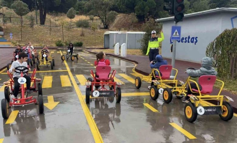 Jandarmadan miniklere trafik eğitimi 1 jandarmadan miniklere trafik egitimi 5e72a3baf30f |
