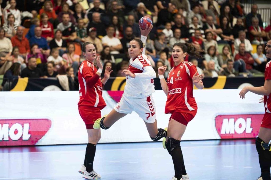 kadin a milli hentbol takimi euro cup ilk macinda macaristana maglup oldu bb13fc078b99 |