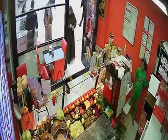 Kadınlar çocuğa dükkandaki kasadan 3 bin lirayı böyle çaldırdı 1 kadinlar cocuga dukkandaki kasadan 3 bin lirayi boyle caldirdi 36f1f44daa0e |