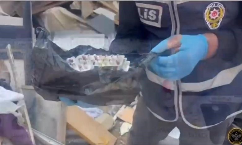 Kameralarla donatılan evden çok sayıda uyuşturucu madde çıktı 1 kameralarla donatilan evden cok sayida uyusturucu madde cikti 8f4933643070 |