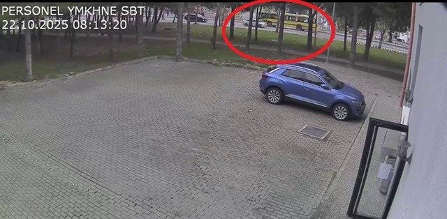 Kampüs içinde belediye otobüsü kadına çarptı: Kaza anı kamerada 1 kampus icinde belediye otobusu kadina carpti kaza ani kamerada 74ac5291dbdc |