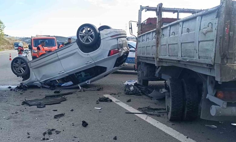 Kamyonete çarpan araç takla attı: 2 yaralı 1 kamyonete carpan arac takla atti 2 yarali a4f9db757a02 |