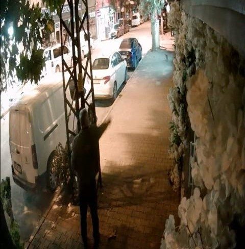 kapali olan kuaforun camlarina yumurta firlatti 9a1d793c40d9 |