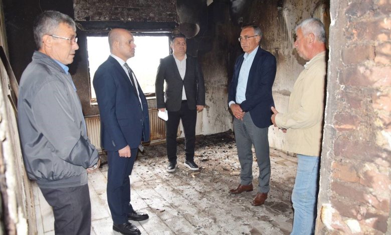 Kaymakam Nebioğlu, evi yanan aileyi ziyaret etti 1 kaymakam nebioglu evi yanan aileyi ziyaret etti 53701f4c4960 |