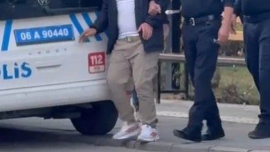Kendisini polis olarak tanıtıp saldırgan tavırlar sergileyen alkollü şahıs gözaltına alındı 2 kendisini polis olarak tanitip saldirgan tavirlar sergileyen alkollu sahis gozaltina alindi bd722164ea6f |