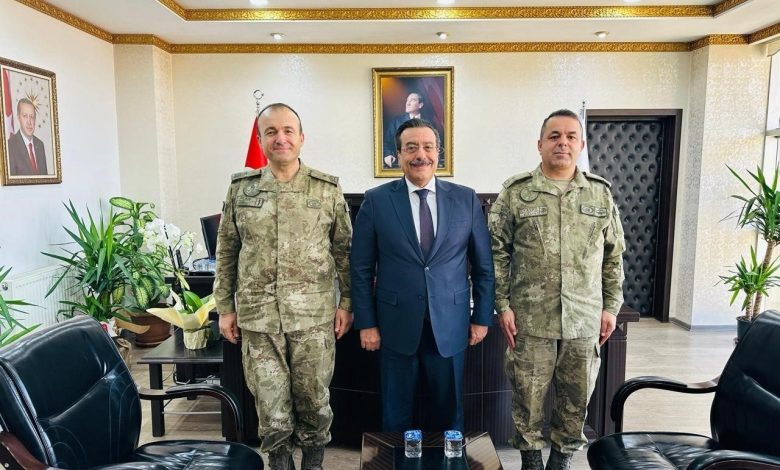 Komutanlardan Kaymakam Atilla’ya nezaket ziyareti 1 komutanlardan kaymakam atillaya nezaket ziyareti ab8dda4b9e00 |