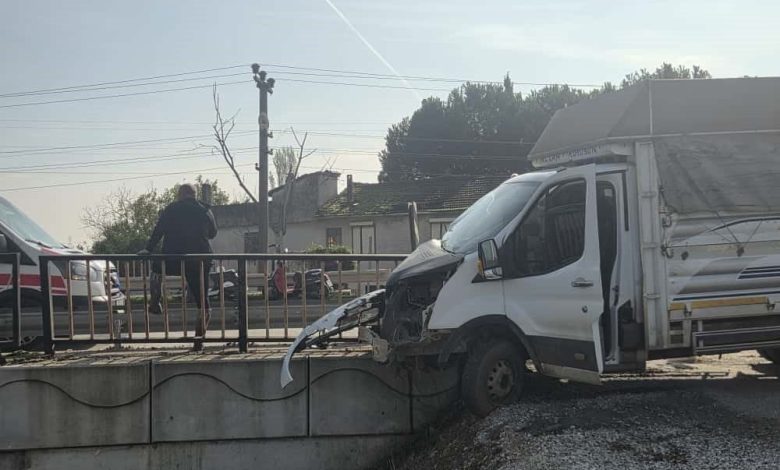 Kontrolden çıkan kamyonet köprü demirlerine saplandı 1 kontrolden cikan kamyonet kopru demirlerine saplandi 805de9e953f8 |