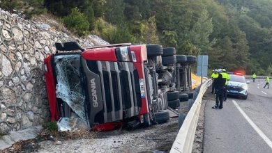 kontrolden cikan yem yuklu tir devrildi 37aa878cb2bc |
