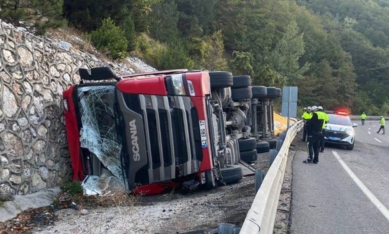 kontrolden cikan yem yuklu tir devrildi 37aa878cb2bc |