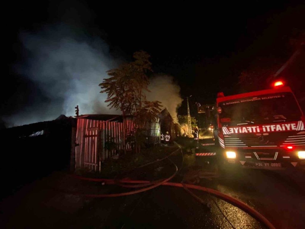 kucukcekmece is yeri yangini elektrik tellerine sicradi patlamalar pes pese geldi a161bd77013e |