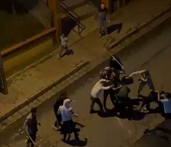 Küçükçekmece’de iki grup arasındaki sopalı kavga cep telefonu kamerasında 1 kucukcekmecede iki grup arasindaki sopali kavga cep telefonu kamerasinda 120f452486ef |