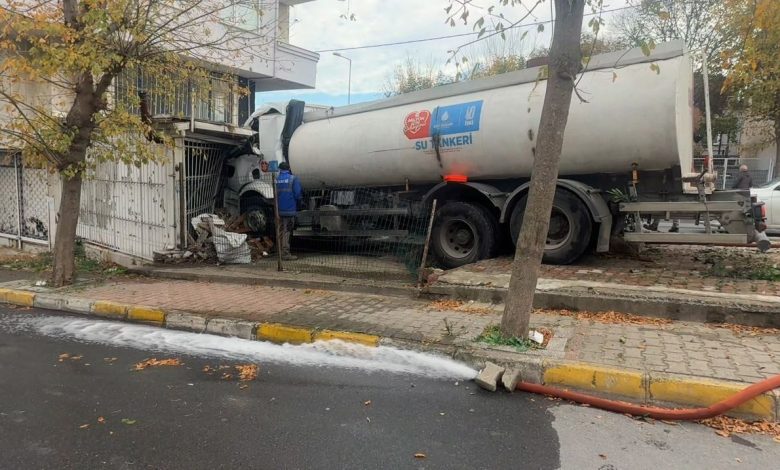 Küçükçekmece’de İSKİ’ye ait su tankeri iş yerine girdi: Faciadan dönülen kaza kamerada 1 kucukcekmecede iskiye ait su tankeri is yerine girdi faciadan donulen kaza kamerada f329adbc183d |
