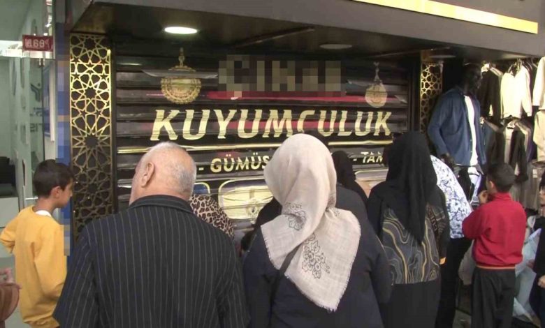 kuyumcu altinlari alip kacti vatandaslar dukkani yagmalamaya calisti e406aafd8be2 |