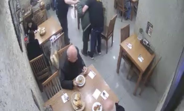 Lokantada Heimlich manevrasıyla müşterinin hayatını kurtardı 1 lokantada heimlich manevrasiyla musterinin hayatini kurtardi 515f7dc2182a |