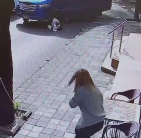 Maltepe’de yolun karşısına geçen kadına minibüs çarptı: Kaza anı kamerada 1 maltepede yolun karsisina gecen kadina minibus carpti kaza ani kamerada c905a06958b5 |