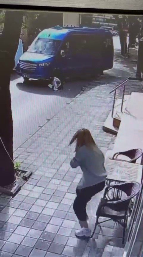 maltepede yolun karsisina gecen kadina minibus carpti kaza ani kamerada c905a06958b5 |