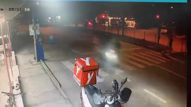 Motosikletin çarptığı adamın yanından böyle geçtiler... 1 motosikletin carptigi adamin yanindan boyle gectiler 234a445e61d6 |