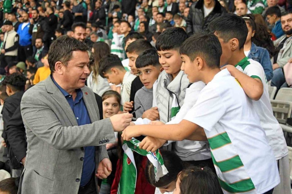 osmangazi belediyesinden sampiyonluk yolunda bursaspora tam destek e850042a6d61 |