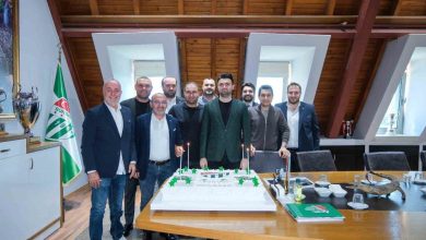 ozlucede antrenman sonrasi baskan enes celike dogum gunu surprizi fcfb2097f210 |
