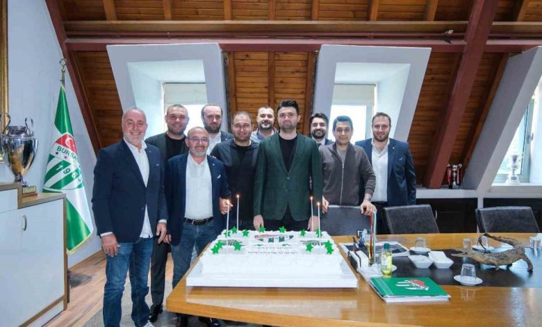 ozlucede antrenman sonrasi baskan enes celike dogum gunu surprizi fcfb2097f210 |