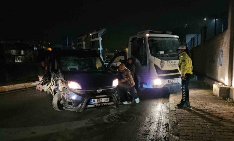 Park halindeki tıra çarpan sürücü, ağır hasar alan aracını bırakıp kaçtı 1 park halindeki tira carpan surucu agir hasar alan aracini birakip kacti 4ccd11253225 |