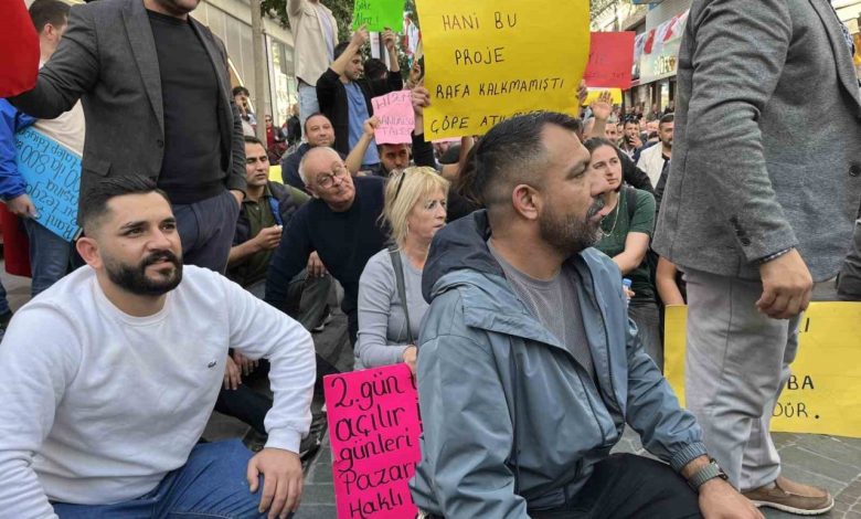 Pazarcı esnafından Karşıyaka’da oturma eylemi 1 pazarci esnafindan karsiyakada oturma eylemi c613ebd73138 |
