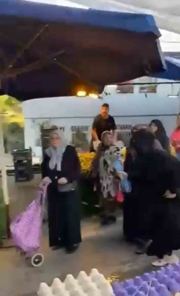 peceyle gizlendiler pazarda hirsizlik yaparken yakalaninca boyle kactilar 54fdc3dbeeab |