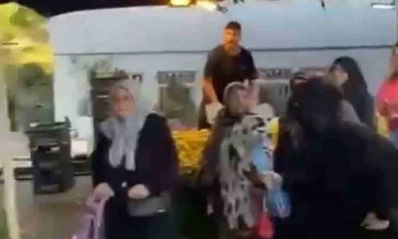 peceyle gizlendiler pazarda hirsizlik yaparken yakalaninca boyle kactilar 54fdc3dbeeab |