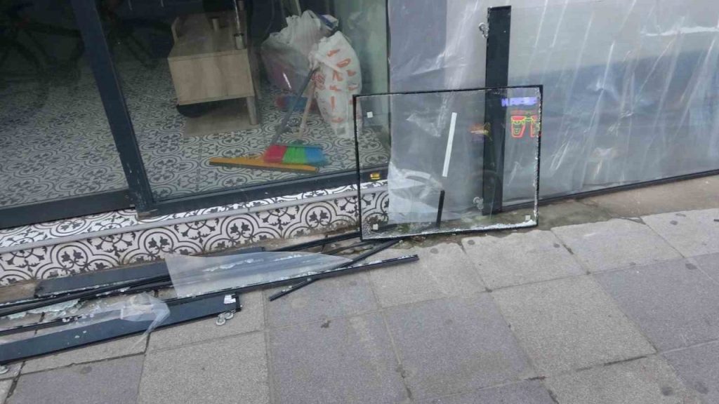 pendikte direksiyon hakimiyetini kaybedip dukkana daldi 379b2afbec0b |