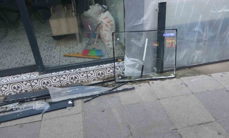 Pendik’te direksiyon hakimiyetini kaybedip dükkana daldı 1 pendikte direksiyon hakimiyetini kaybedip dukkana daldi 379b2afbec0b |