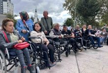 polis memurundan ihtiyac sahibi engellilere akulu sandalye destegi ee6566e39375 |