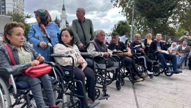 polis memurundan ihtiyac sahibi engellilere akulu sandalye destegi ee6566e39375 |
